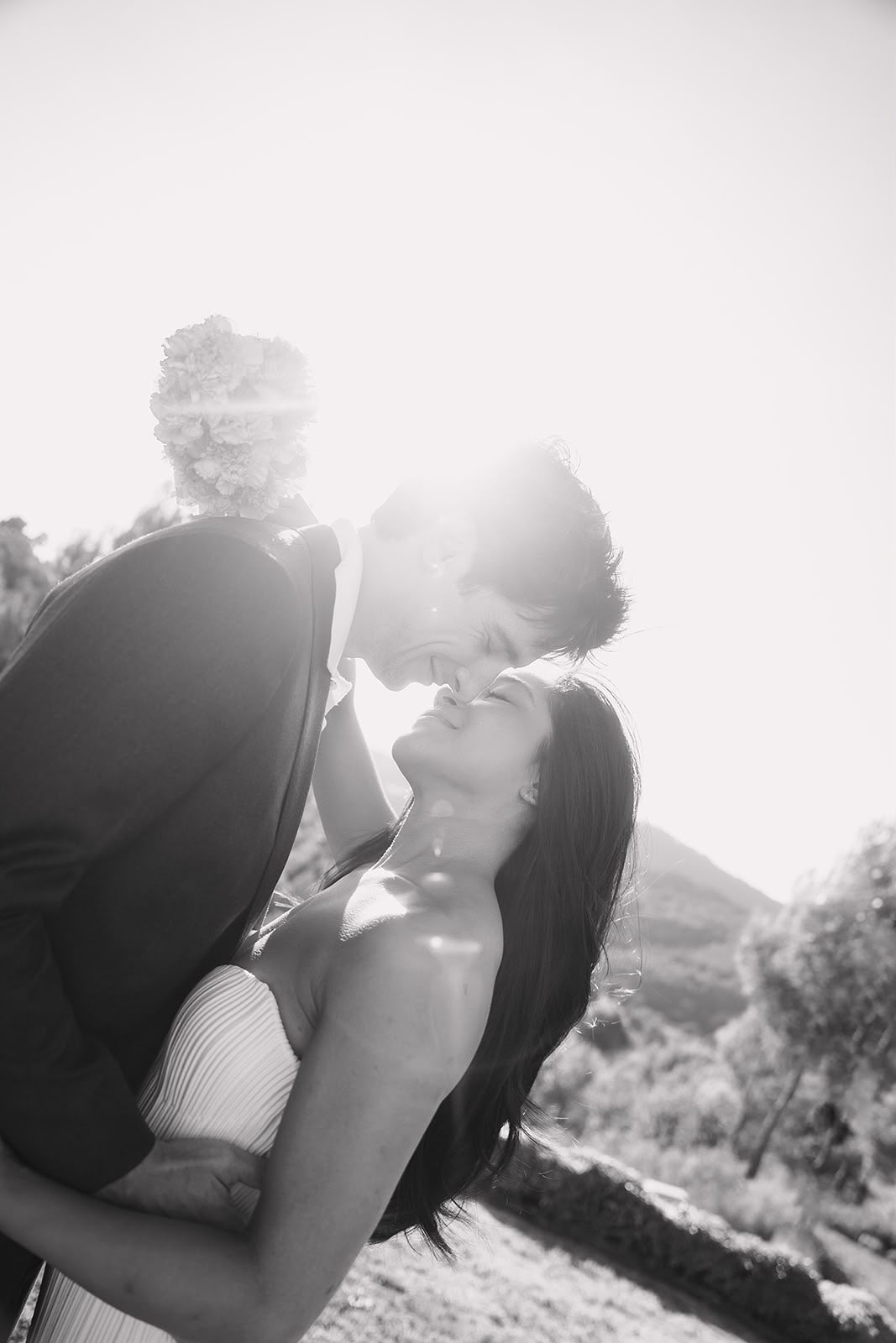 Pareja de novios en blanco y negro a contraluz