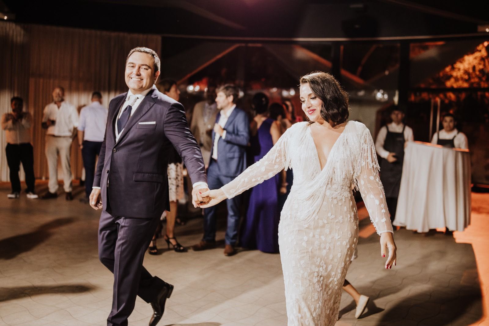 Pareja de novios bailando durante la celebración