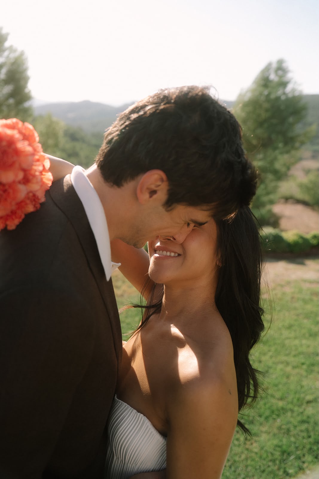 Pareja de novios abrazándose al aire libre