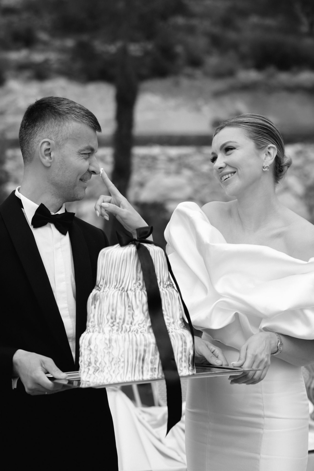 Pareja de novios con la tarta de boda