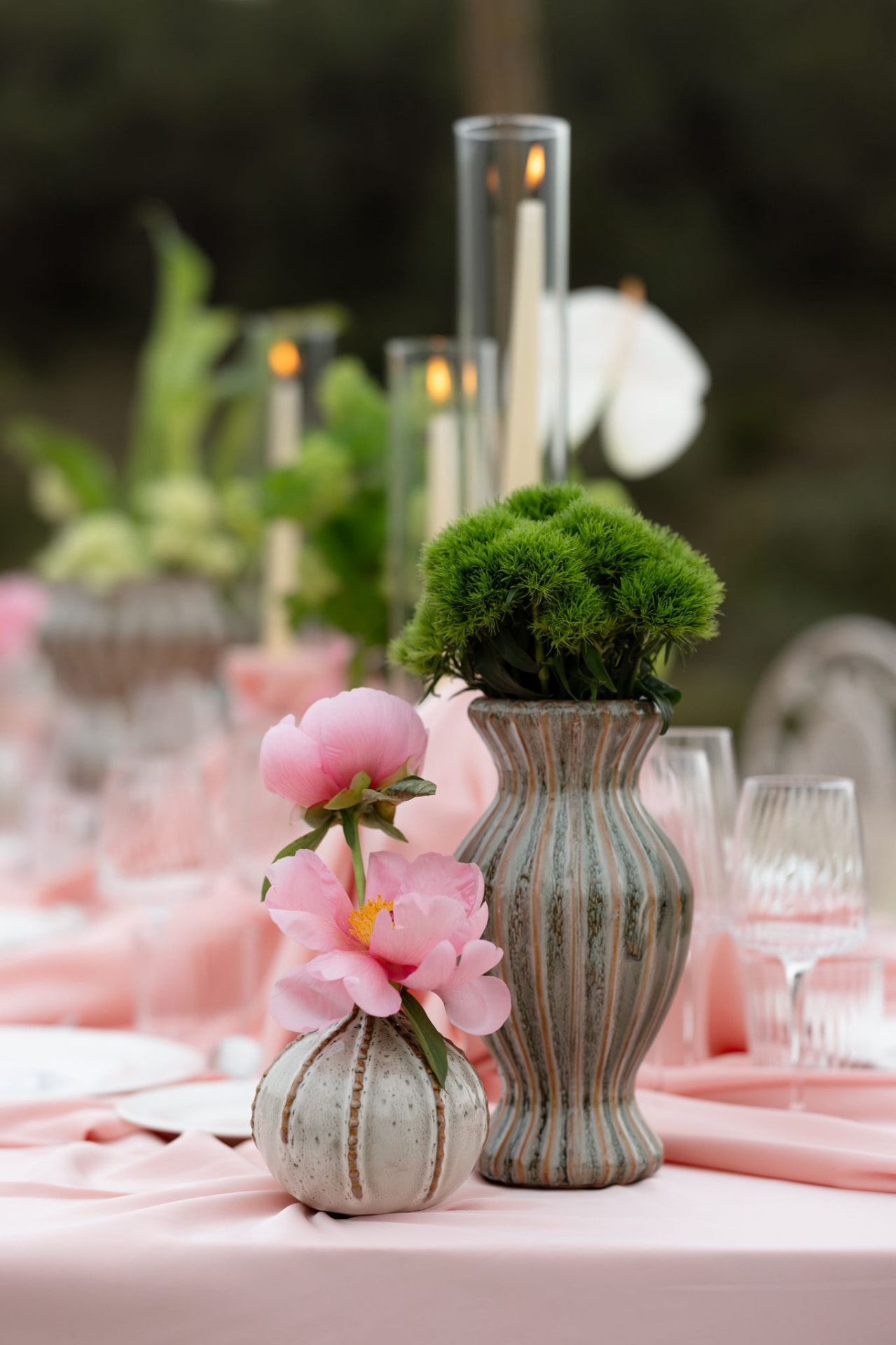 Detalle de centro de mesa con peonías y velas