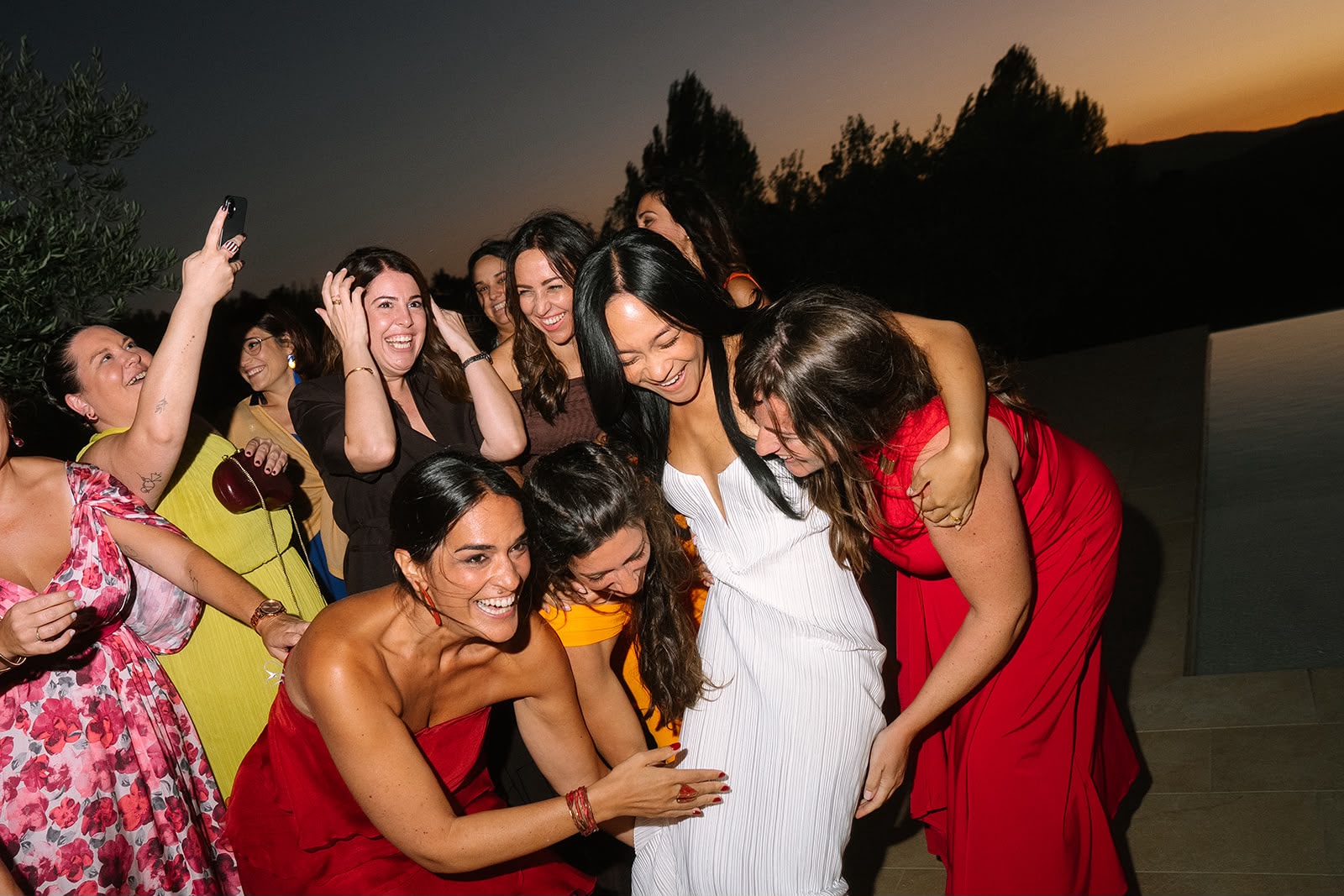 Novia celebrando con sus amigas al atardecer