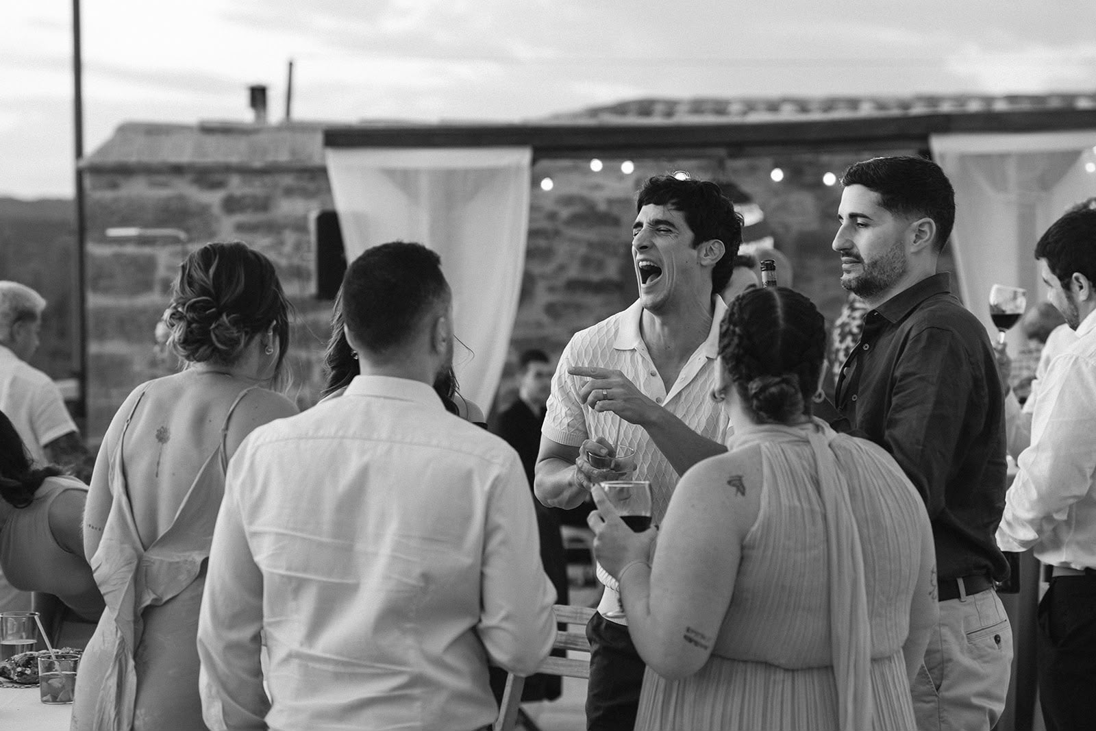 Invitados disfrutando de la celebración en blanco y negro