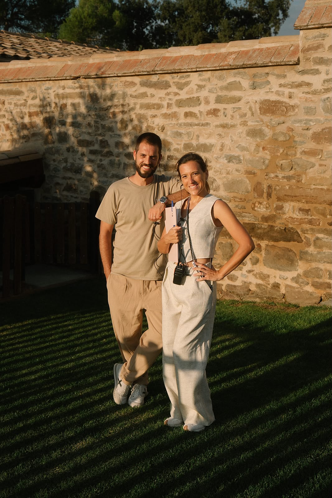 Dos personas posando en la finca durante la boda