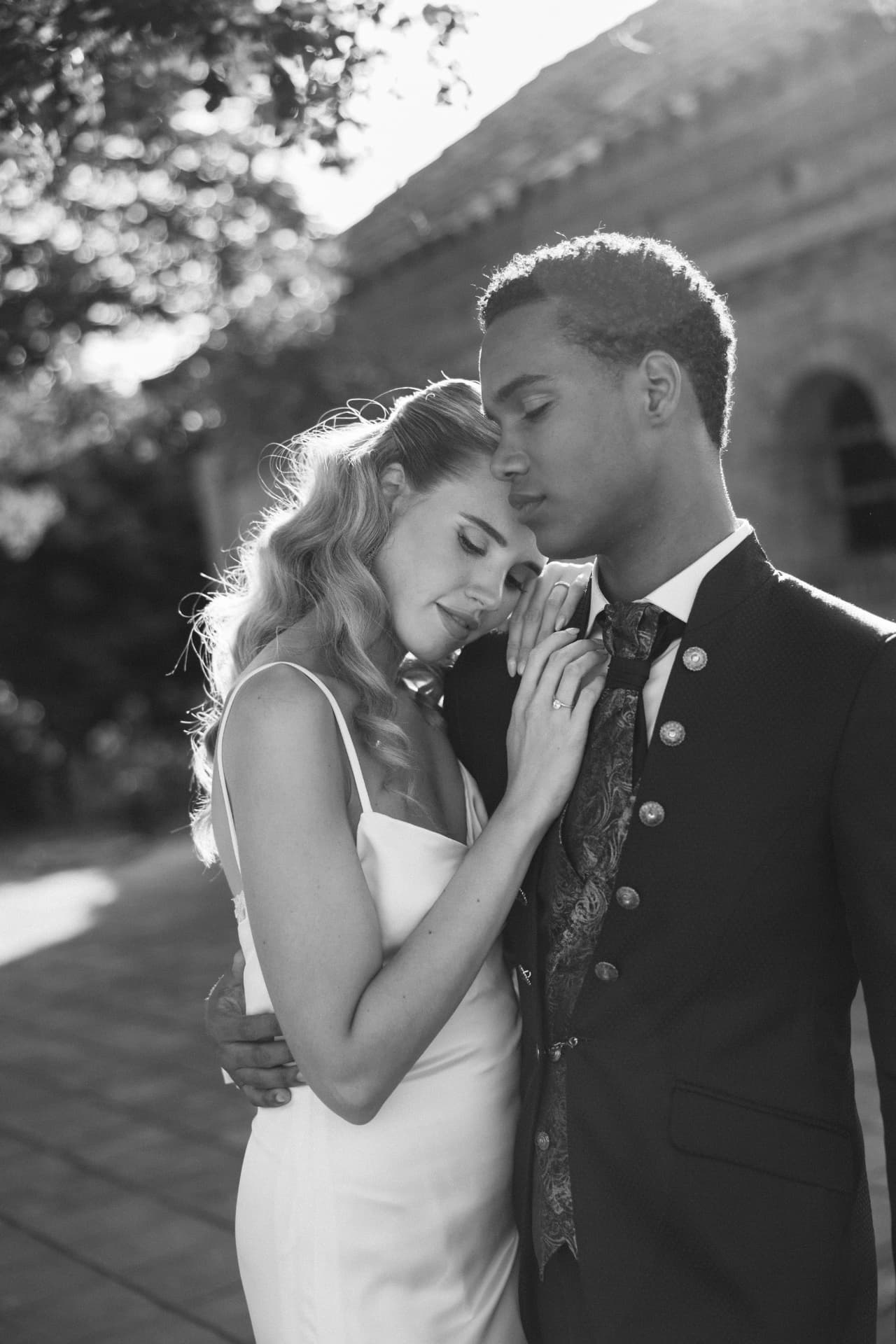 Retrato en blanco y negro de una pareja de novios